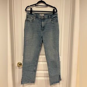 Abercrombie 90s Ultra High Rise Straight Jeans in Light Wash (size 32)